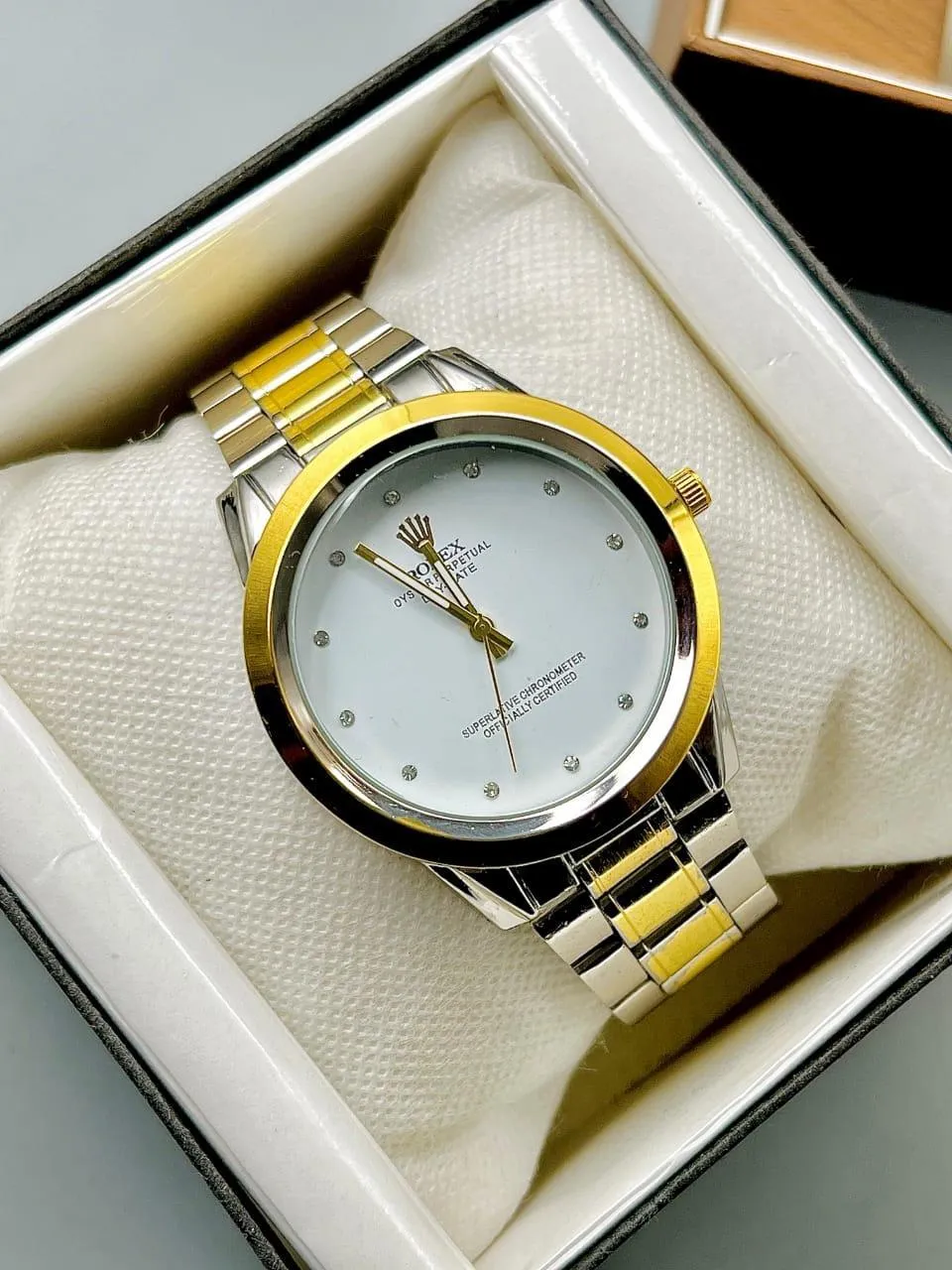 Stylish Women's Quartz Watch with Chain Strap - 4 Pcs Pack